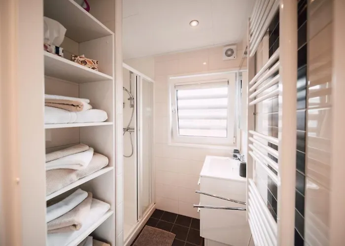 Hotel na wodzie Hausboot The Hideaway Lp26 *